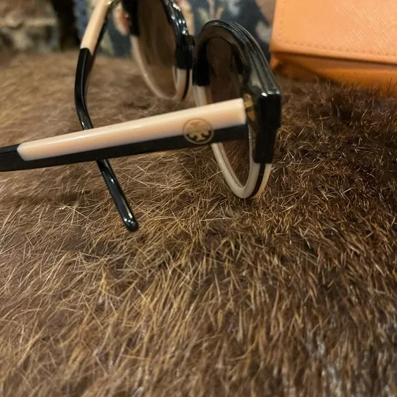 Tory Burch sunglasses with case - Picture 2 of 4